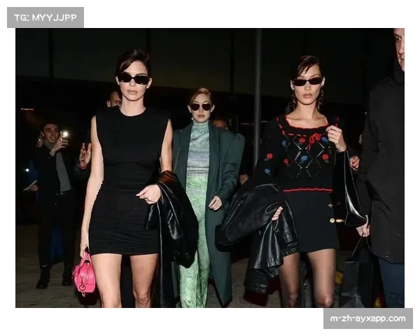 里斯登上维密时装秀T台完美亮相 获现场观众热烈欢呼瞬间引爆全场